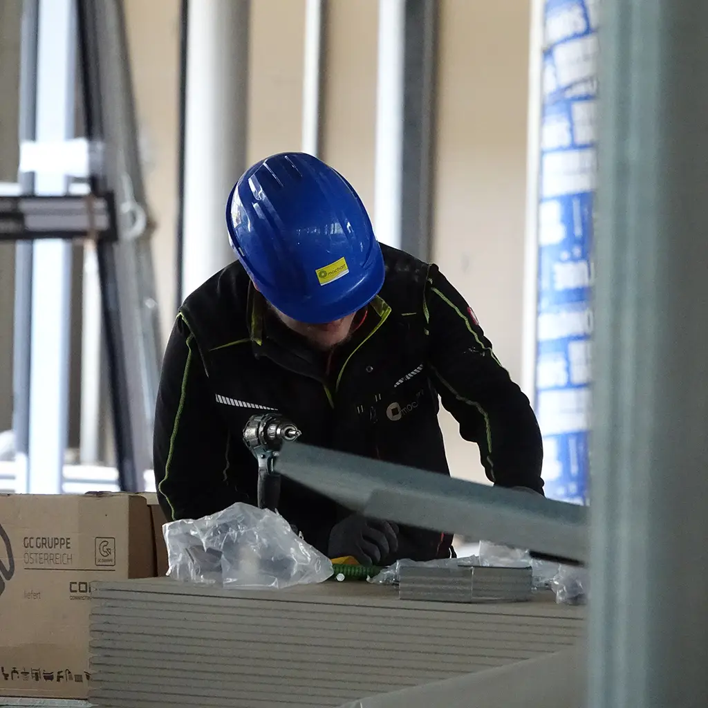 Arbeiter bei HKLS Installation