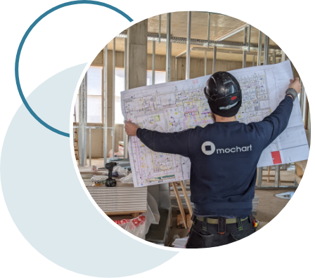 Bauarbeiter auf Baustelle sieht sich Plan an