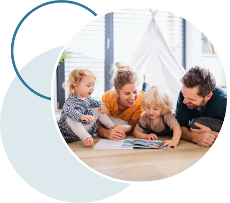 Familie mit Katalog